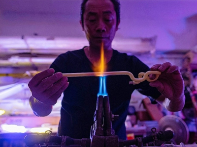 Wu Chi-kai montre comment fabriquer une enseigne en néon le 16 avril 2018 à Hong Kong - Philip FONG [AFP]
