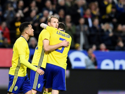 Ola Toivonen est congratulé par ses équipiers, après avoir marqué face au Chile, le 24 mars 2018, à Solna, pour la préparation de la Suède au Mondial - Jonathan NACKSTRAND [AFP/Archives]