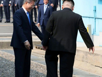 Le 27 avril 2018 à Panmunjon, Kim Jong Un est le premier leader nord-coréen à traverser la ligne de démarcation depuis les accords de 1953 - Korea Summit Press Pool [Korea Summit Press Pool/AFP/Archives]