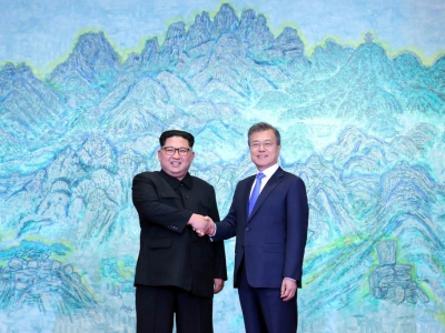 Moon Jae-in et Kim Jong Un se serrent la main avant le début du sommet, le 27 avril 2018 à Panmunjom - Korea Summit Press Pool [Korea Summit Press Pool/AFP]