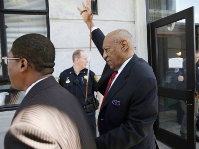 Bill Cosby (c), reconnu coupable d'agression sexuelle, quitte le tribunal de Norriston, le 26a vril 2018 en Pennsylvanie - DOMINICK REUTER [AFP]