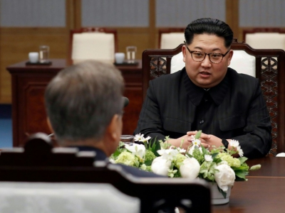 Moon Jae-in (de dos) et Kim Jong Un pendant le sommet intercoréen, le 27 avril 2018 à Panmunjom - Korea Summit Press Pool [Korea Summit Press Pool/AFP]