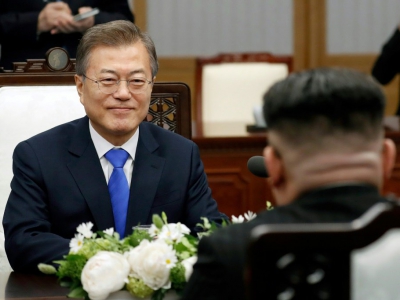 Moon Jae-in (d) parle avec Kim Jong Un (de dos) pendant le sommet intercoréen, le 27 avril 2018 à Panmunjom - Korea Summit Press Pool [Korea Summit Press Pool/AFP]