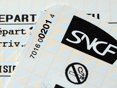 Les prix des billets de train ne vont augmenter pour les usagers de la SNCF, malgré la reprise par l'Etat d'une partie de la dette de l'entreprise publique, a assuré vendredi la ministre des Transports Elisabeth Borne - DAMIEN MEYER [AFP/Archives]