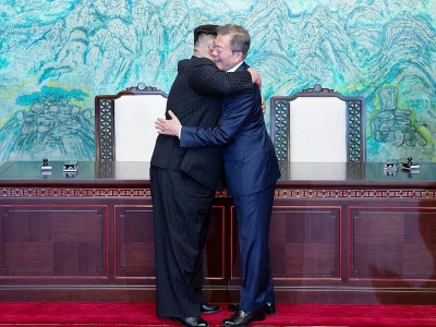 Accolade entre le président sud-coréen Moon Jae-in (d) et le leader nord-coréen Kim Jong Un pendant le sommet intercoréen, le 27 avril 2018 à Panmunjom - Korea Summit Press Pool [Korea Summit Press Pool/AFP]
