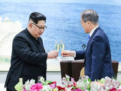 Le leader nord-coréen Kim Jong Un porte un toast avec le président sud-coréen Moon Jae-in au banquet officiel du sommet intercoréen, le 27 avril 2018 à Panmunjom - Korea Summit Press Pool [Korea Summit Press Pool/AFP]