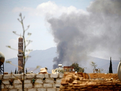 De la fumée sélève après une frappe aérienne de la coalition dirigée par l'Arabie saoudite contre la base aérienne d'Al-Dailami, dans la capitale yéménite Sanaa, le 5 avril 2018 - Mohammed HUWAIS [AFP/Archives]