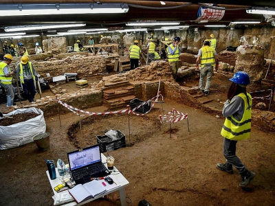 L'équipe d'archéologues sur le chantier du nouveau métro de Thessalonique en Grèce, le 15 avril 2018 - ARIS MESSINIS [AFP]