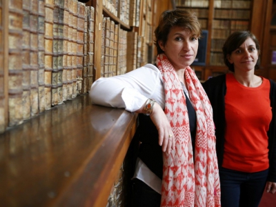 Elisabeth Perié, responsable des bibliothèques d'Ajaccio, et Vannina Schirinsky-Schikhmatoff, conservatrice, dans la bibliothèque d'Ajaccio, le 18 avril 2018 - PASCAL POCHARD-CASABIANCA [AFP]