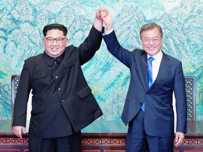 Le président sud-coréen Moon Jae-in (d) et le leader nord-coréen Kim Jong Un main dans la main à l'issue du sommet intercoréen, le 27 avril 2018 à Panmunjom - Korea Summit Press Pool [Korea Summit Press Pool/AFP]
