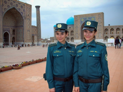 Zoukhra et Fatima Rakhmatova, soeurs jumelles et membres de la nouvelle "Police des touristes", le 28 mars 2018 à Samarcande, en Ouzbékistan - STR [AFP]