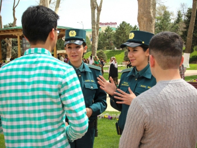Zoukhra et Fatima Rakhmatova, soeurs jumelles et membres de la nouvelle "Police des touristes", renseignent des visiteurs de la ville mythique de Samarcande, le 28 mars 2018 en Ouzbékistan - STR [AFP]