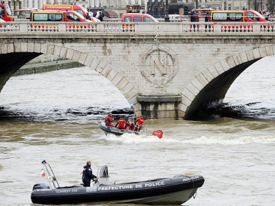 Pompiers et policiers tentent de retrouver une policière de la brigade fluviale disparue lors d'un exercice dans la Seine, le 5 janvier 2018 - Thomas SAMSON [AFP]