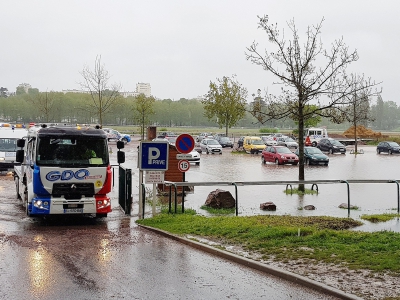Lundi 30 avril 2018, des dépanneuses sont intervenues sur le parking de l'hippodrome à Caen (Calvados) pour retirer des voitures de l'eau. - Maxence Gorréguès
