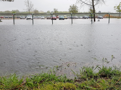 L'eau menace les voitures situées sur le parking de l'hippodrome de Caen (Calvados), lundi 30 avril 2018. - Maxence Gorréguès
