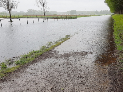 L'eau continuait de monter, lundi 30 avril 2018, autour de la prairie de Caen (Calvados), où se trouve l'hippodrome. - Maxence Gorréguès