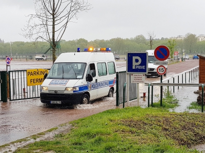 Lundi 30 avril 2018, la police veille au bon déroulement des opérations. L'eau menace les voitures du parking de l'hippodrome à Caen (Calvados). - Maxence Gorréguès
