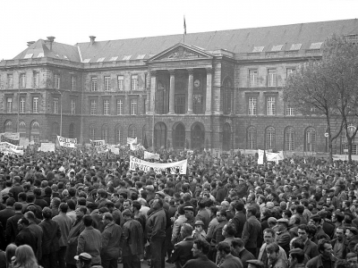Manifestation devant l'hôtel de ville de Rouen. - IHS CGT 76