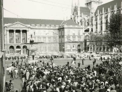 Les manifestants se rassemblent devant l'hôtel de ville de Rouen, en soutien au général de Gaulle. - Archives départementales de Seine-Maritime