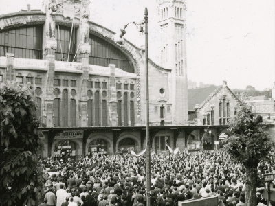 Manifestation des gaullistes devant la gare de Rouen. - Archives départementales de Seine-Maritime