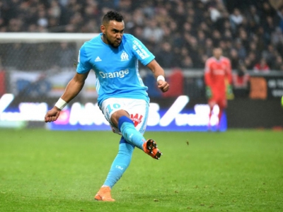 L'attaquant de Marseille Dimitri Payet frappe le ballon lors du match face à Angers, au stade Raymond-Kopa, le 29 avril 2018 - JEAN-FRANCOIS MONIER [AFP]