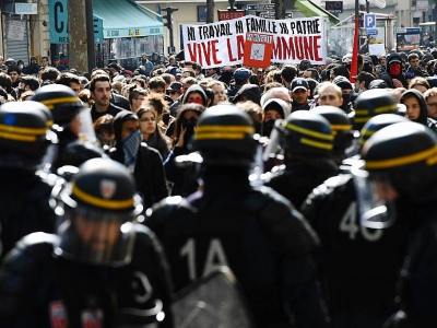 Des manifestants et un cordon de CRS, le 1er mai 2017 à Paris - Christophe ARCHAMBAULT [AFP/Archives]