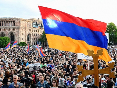 Les manifestants brandissent des drapeaux arméniens lors d'un rassemblement le 30 avril 2018 à Erevan en soutien à l'opposant Nikol Pachinian, candidat au poste de Premier ministre - Vano Shlamov [AFP]