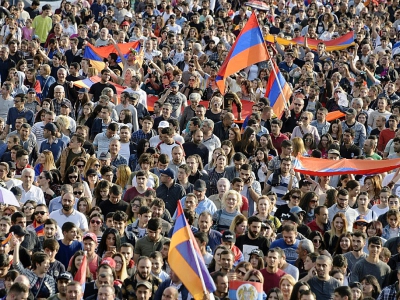 Les manifestants brandissent des drapeaux arméniens lors d'un rassemblement le 30 avril 2018 à Erevan en soutien à l'opposant Nikol Pachinian, candidat au poste de Premier ministre - KAREN MINASYAN [AFP]