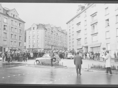 Le 10 mai 1968, près de 2 000 personnes - étudiants, enseignants, assistants... -  défilent depuis la fac jusqu'à la préfecture. - Archives départementales du Calvados