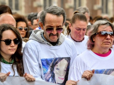 La mère, le père et la soeur d'Angélique, Anais lors de la marche blanche en hommage à Angélique, le 1er mai 2018 à Wambrechies - PHILIPPE HUGUEN [AFP]