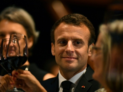 Le président français Emmanuel Macron porte un toast lors d'un dîner en son honneur à l'opéra de Sydney le 1er mai 2018 - MICK TSIKAS [POOL/AFP]