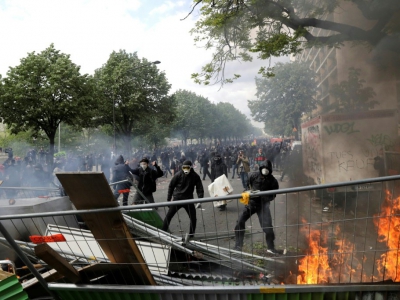 Des heurts éclatent en marge du défilé syndical du 1er Mai 2018 à Paris entre plus d'un millier de personnes encagoulées et les forces de l'ordre - Thomas SAMSON [AFP]