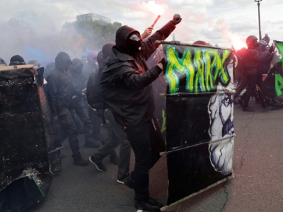 Des "black blocs" manifestent en marge du défilé parisien du 1er Mai 2018 - Thomas SAMSON [AFP]