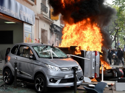 Une voiture et une moto brûlent en marge de la manifestation du 1er mai 2018, à Paris - Alain JOCARD [AFP]