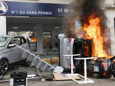 Une voiture et un scooter brûlés lors des débordements en marge de la manifestation du 1er mai 2018 à Paris - Alain JOCARD [AFP/Archives]