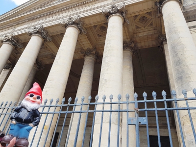 Jeano LeNabot pose ici devant l'ancien palais de justice de Caen. - Margaux Rousset