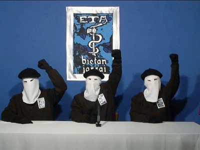Capture d'écran du site Gara.net faite le 20 octobre 2011 montrant trois militants de l'ETA en train de faire une déclaration dans un endroit secret - - [GARA.NET/AFP/Archives]