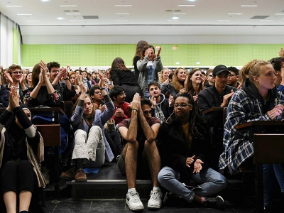 Des étudiants votent en assemblée générale pour reconduire le blocage de l'université de Nanterre le 2 mai 2018 - ALAIN JOCARD [AFP/Archives]