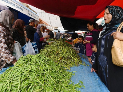 Des Tunisiennes devant un étal de légumes, le 30 avril 2018 à Cité Ettadhamen, un quartier populaire en banlieue de la capitale Tunis - FETHI BELAID [AFP]