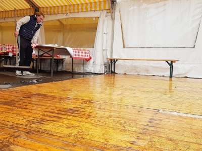 Les ouvriers s'attellent à tout nettoyer après les inondations qui ont touché la foire de Pâques, mardi 1er mai 2018. - Maxence Gorréguès