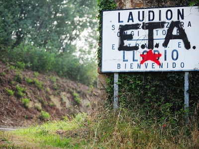 Sur cette photo du 6 septembre 2010, un graffiti en faveur de l'ETA recouvre un panneau annonçant la bienvenue aux visiteurs dans le village basque de Llodio. - Rafa RIVAS [AFP/Archives]