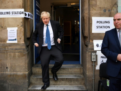 Le ministre des Affaires étrangères britannique Boris Johnson quitte le bureau de vote après avoir glissé son bulletin aux élections locales à Londres le 3 mai 2018. - Ben STANSALL [AFP]