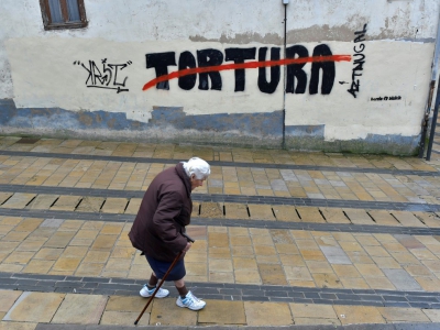 Un graffiti contre la torture, dans le village d'Agurain, au Pays basque espagnol, le 3 mai 2018 - ANDER GILLENEA [AFP]