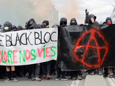 Les "black blocs" de la mouvance contestataire radicale lors de la manifestation du 1er mai 2018 à Paris - Thomas SAMSON [AFP]