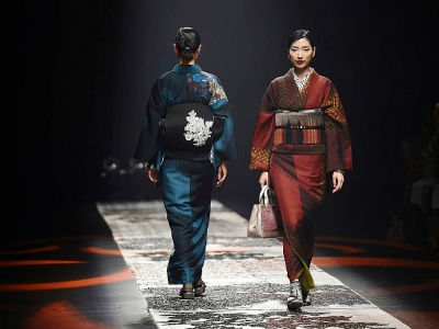 Des kimonos du designer japonais Jotaro Saito, lors d'un défilé le 21 mars 2018 à la Tokyo Fashion Week - Kazuhiro NOGI [AFP]