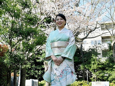Une touriste néerlandaise, Ruby Francisco, en kimono le 30 mars 2018 dans un jardin de Tokyo - Toshifumi KITAMURA [AFP]