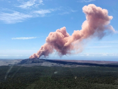 Un panache de fumée s'échappe du volcan Kilauea à Hawaï le 3 mai 2018, sur une photo fournie par US Geological Survey - Kevan Kamibayashi [US Geological Survey/AFP]