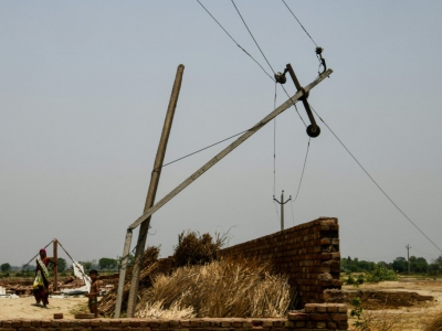 Un poteau électrique à Kheragarh le 4 mai 2018, brisé par la violente tempête qui a frappé le nord de l'Inde, provoquant au moins 121 morts. - CHANDAN KHANNA [AFP]