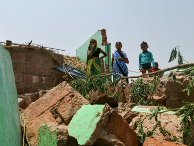 Des villageois constatent les dégâts de la tempête de sable qui a touché Kheragarh, dans les environs d'Agra en Inde, le 4 mai 2018. - CHANDAN KHANNA [AFP]