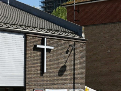 La Tour Grenfell,en arrière-plan du Centre chrétien de Latymer, transformé en bureau de vote pour les élections locales, le 3 mai 2018 à Londres - Daniel LEAL-OLIVAS [AFP]